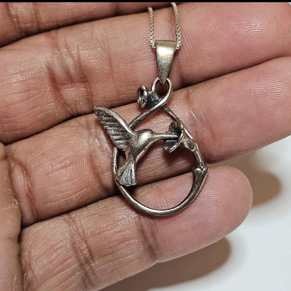 Sterling Silver 925 Infinity Hummingbird Pendant  On 18 Inch Long Box Link Chain - Picture 1 of 9